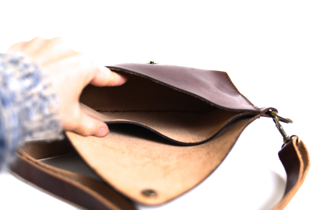 Nomad Hip Purse - Tobacco inside